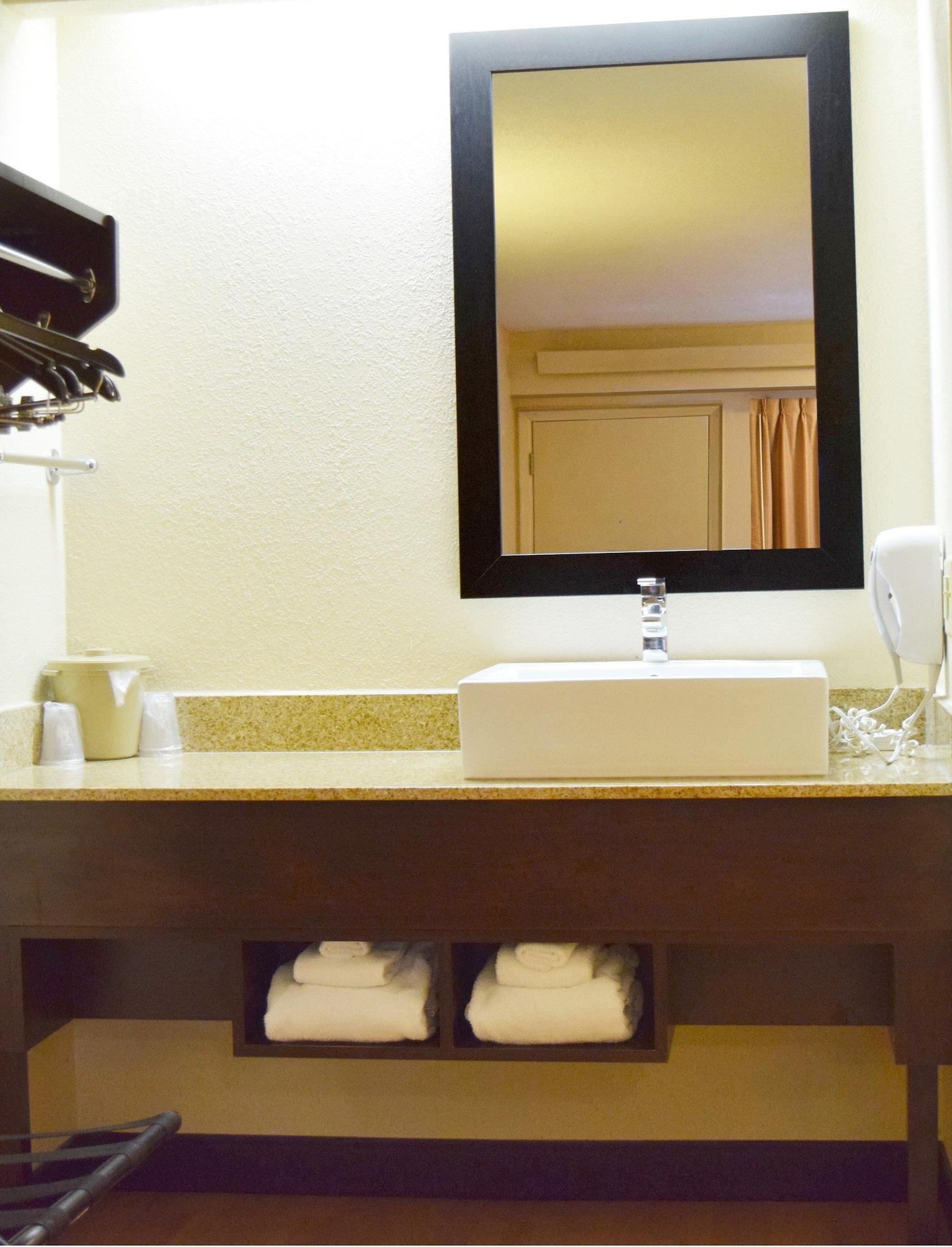 เรด รูฟ พลัส+ ยูนิเวอร์ซิตี้ แอท บัฟฟาโล - แอเมิสต์ Hotel แอมเฮิร์ส ภายนอก รูปภาพ