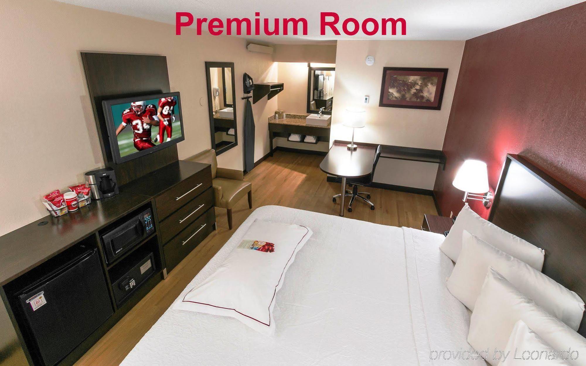 เรด รูฟ พลัส+ ยูนิเวอร์ซิตี้ แอท บัฟฟาโล - แอเมิสต์ Hotel แอมเฮิร์ส ภายนอก รูปภาพ